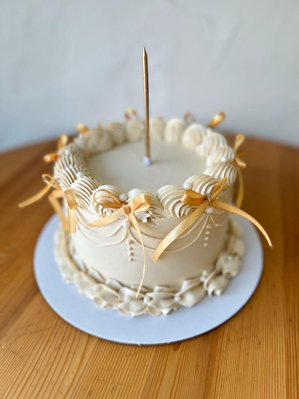 Vintage Cake-Beige Buttercream